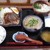 もり達 - 目玉焼バーグ定食(ごはん中･味噌汁小)+セットうどん(冷)+鶏すじと鶏皮の煮込み