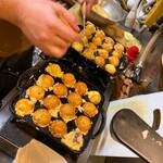 遊酒食堂 宇都宮 - たこ焼きをセッセと焼かれる店主