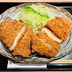 かつアンドかつ - 千切りキャベツは硬めの食感だった。1回だけお代わり。和風ドレッシングを使用。衣は多めなので余分な衣を落としながらがっついた。