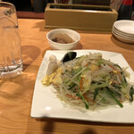 Ichisango Sakaba - お通し、お水、海鮮焼きビーフン、テーブルセット