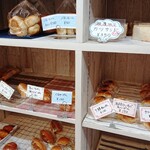 スモモハウス - 棚のパン