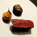 祇園 呂色 - 木の芽風味の但馬牛　大黒しめじと茹でこぼして焼いたにんにく