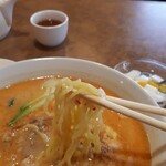 豫園飯店 - 麺は平打ちちぢれ麺