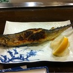 むらやま - 備長炭で焼かれた
            秋刀魚の塩焼き  ¥400
            皮はパリパリ、中はジューシーで旨い。
