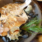 うめ丸旅館 - 鯛とサザエの宝楽焼き