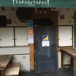 タパス＆タパス - お店の入口には板が立て掛けてあります