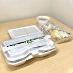 かじの葉 - お弁当(¥600) 鍋物(¥350) 蓋が閉まってない…(笑
