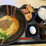 尾道らーめん 麺屋壱世 - 汁なし担担麺650円、唐揚げ&ご飯セット350円