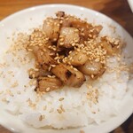 煮干し中華そば 麺屋 芝乃 - ランチ限定 ミニ焼豚ご飯(100円)。