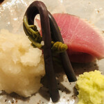 愚直に - 氷見の寒鰤　辛味大根　山葵　ワラビ