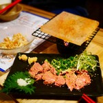 料理が美味いだけの店 若獅子 - 朝〆やんばる鶏の白レバー刺し岩塩炙り焼