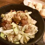 kafeandoba-shi-garu - 鶏肉とキャベツのエスニックアヒージョ