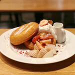 カフェ＆ブックス ビブリオテーク - 白いちごと赤いちごの紅白いちごパンケーキ 削りいちご“発酵”バター【1日10食限定】＠クルミ、紅白いちご、生クリーム、バターソース。カリッと甘く香ばしいチュイール 白い苺は上品な甘さ