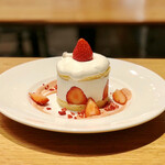 カフェ＆ブックス ビブリオテーク - いちごのショートケーキ いちご“発酵”バターソース