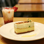 カフェ＆ブックス ビブリオテーク - ベイクド＆レア 2層チーズケーキ