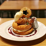 Kafeandobukkusubiburioteku - アップルパイパンケーキ グリオットチェリーソース【1月限定】＠まさかのアップルパイのせ。2枚の厚いパンケーキの間にカスタード。星抜きのドライアップルもかわいい