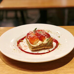 カフェ＆ブックス ビブリオテーク - いちごとピスタチオのダコワーズタルト 削りいちご“発酵”バター＠チーズクリームのようにまったりとしたカスタード、ピスタチオダマンド、いい意味でラフさのあるホームメイドタルト
