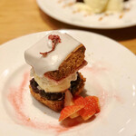 カフェ＆ブックス ビブリオテーク - いちご“発酵”バターのスコーンサンド リコッタチーズあんこ＠桜塩漬け、あんこ、スコーン、塩気ある板状の苺発酵バターをサンド、リコッタチーズ、バニラアイス