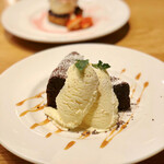 カフェ＆ブックス ビブリオテーク - ガトーショコラ ヴァニラアイスクリーム添え＠カカオニブの食感が良いガトーショコラ。ホロホロ系で大きい！