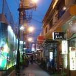 ふじ丸 - 店の前の通り