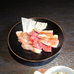 焼肉 いぶし家 - 牛カルビ・鶏モモ・鶏トロ