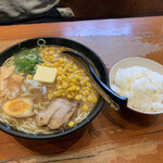 七福じん - 七福ラーメン大盛りバターコーンTP、ライス♪