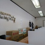 麺屋十郎兵衛 - 横長のカウンターのみの店内。アクリルパネルでコロナ対策。