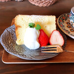 ギャラリーカフェ ドゥードゥル - いちごのシフォンケーキ300円って激安