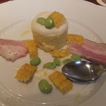 ラ・ボッテガ・ゴローザ - とうもろこしのスフォルマティーノ　自家製パンチェッタ添え　夏らしい一品、見た目も涼やかです