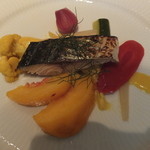 ラ・ボッテガ・ゴローザ - 焼き鯖のスモーク、オレンジと人参のソースネクタリン添え