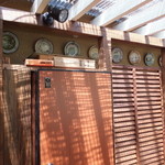 ラ・ボッテガ・ゴローザ - 壁にはブオンリコルド協会の昔のお皿がありました