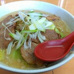 原点 - 「小豚ラーメン 醤油」(¥770-税込)の全景。刻み葱が良いですよ。長葱をこんな風に切ったやつ。叉焼も3枚だから贅沢をしている裕福感も味わえます。一杯の贅沢、〆(しめ)て770円、感謝！