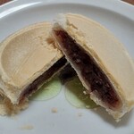 庵月 - 薄くのばした餅？で粒餡を包んだのが入ってます
