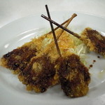 自由軒 - 串カツは特製ウスターソースをかけていただきます。