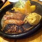 グリル アラベル - 210ｇのﾊﾝﾊﾞｰｸﾞの方もこういう状態で、後はお好みの硬さになったらイタダキマス (*^∇^)o<■~