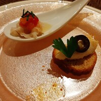 キャラント キャトル - 手前はサクサク自家製ブリオッシュに鱈とじゃが芋のペーストブランダード、奥は甘味のあるイタヤ貝と赤や黄パプリカのサッパリしたソース