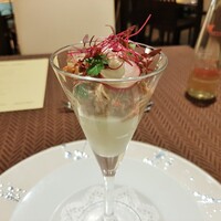キャラント キャトル - グラスの中で3層仕立てになった可愛い冷前菜、前菜1品目はズワイガニのクネルとカリフラワー