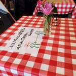 トラットリア・バンビーナ - ソーシャルディスタンスのために真ん中の席は使用禁止。