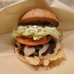 淡路島バーガー - マリボーチーズバーガー
      バンズの焼き加減が好き！
      淡路島産の玉ねぎはよく火が通っていて甘～い！
      (下からベローーんってなってるのがカリカリのマリボーチーズ)