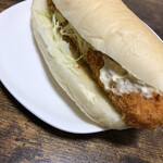 こっぺ屋 - 恵方海老カツ1本入りですが
半分にカットしました。
2月2日は恵方巻きならぬ恵方パンもありですね〜