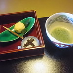 部屋い到着後、抹茶と和菓子のサービス！