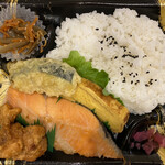 マルエツ - 厚切り鮭弁当 550円＋税
            2021年1月24日夜