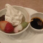 ガスト - 黒蜜ソースのソフトクリームあんみつ