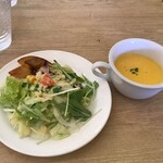 カフェラポルト - サラダとにんじんのスープ