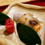 勢麟 - 炭火焼き柳鰈と里芋の衣かつぎ、赤蕪の甘酢漬け椿。柳鰈の身の厚みが驚き。里芋も粘りが凄くて、新鮮な味わい。とても美味しい和の一皿。