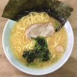 ほどが家 - ラーメン中　盛付けが (-｡-;