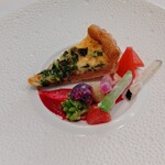 ルマルカッサン ドール - 金沢直送ズワイガニと菜の花のキッシュ　季節の鎌倉野菜