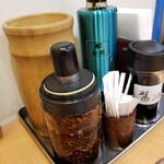 薩斐蘭州牛肉麺 - 手前のラー油がイイ。