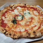 ピッツェリア・アッソ・ダ・ヤマグチ - テイクアウト用の500円マルゲリータ！
      こんなのあり得ない値段！