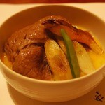 すき焼割烹 日山 - 仲居さんが丁寧によそってくれます